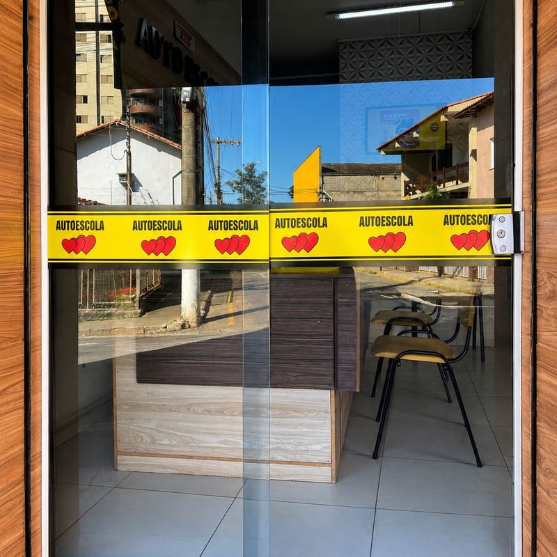 Adesivo vinil novo aplicado em porta de vidro de comércio em Três Corações